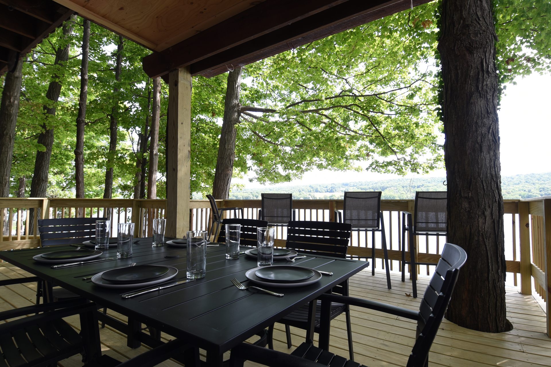 Outdoor dining on the deck